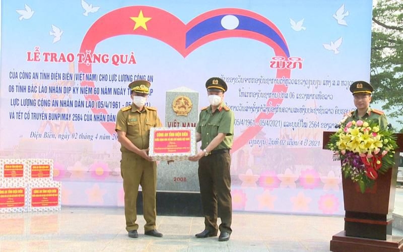 Vietnamese public security gives presents to Lao residents on Bunpimay Festival